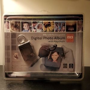 RECHARGEABLE DIGITAL PHOTO ALBUM W/ KEYCHAIN